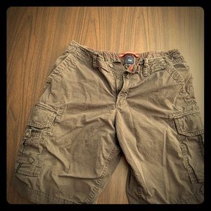 Men’s Gap 30 waist cargo shorts!